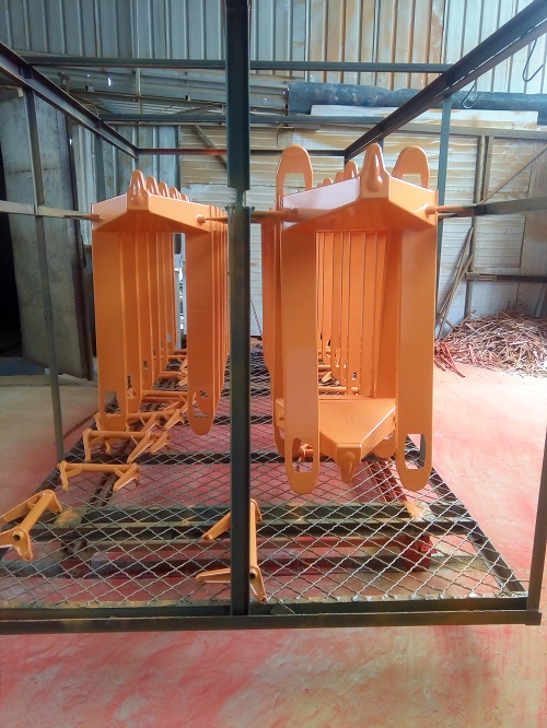 液壓手動地牛生產(chǎn)噴漆環(huán)節(jié)--河北東圣吊索具制造有限公司--小型攪拌機(jī)|石材夾具|手動叉車|液壓堆高車