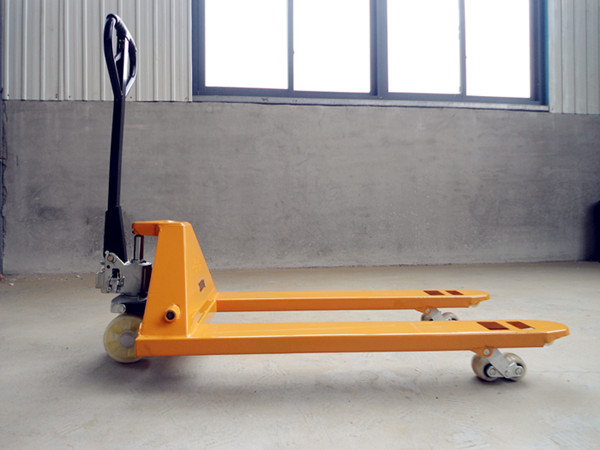 2噸手動(dòng)液壓叉車一站式廠家供應(yīng)地牛多少錢--河北東圣吊索具制造有限公司--小型攪拌機(jī)|石材夾具|液壓堆高車|手動(dòng)叉車