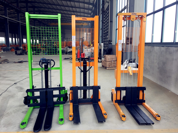三款手動(dòng)堆高車對(duì)比，手動(dòng)堆高車價(jià)格可致電聯(lián)系客服了解--河北東圣吊索具制造有限公司--小型攪拌機(jī)|石材夾具|液壓堆高車|手動(dòng)叉車