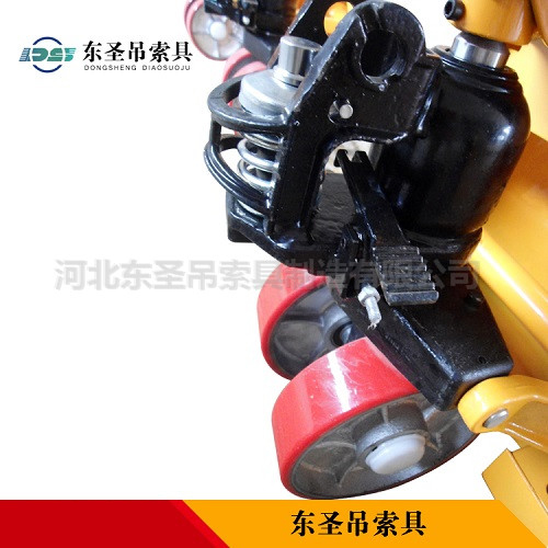 托盤搬運車油封更換--河北東圣吊索具制造有限公司--小型攪拌機|手動叉車|液壓堆高車|手動叉車