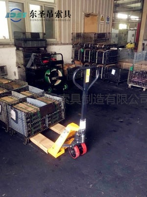 1噸手動地牛搬運重物現(xiàn)場--河北東圣吊索具制造有限公司--手動叉車|液壓堆高車|石材夾具|小型攪拌機 1噸手動地牛搬運重物現(xiàn)場--河北東圣吊索具制造有限公司--手動叉車|液壓堆高車|石材夾具|小型攪拌機